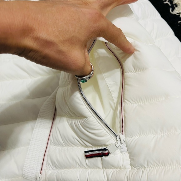 Like New Women Size Small Tommy Hilfiger Packable Hooded Puffer Jacket In white - Picture 14 of 16